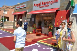 Ángel Berenguel montó un altar en la fachada de su carnicería, junto a Pizza Horno Aguadulce