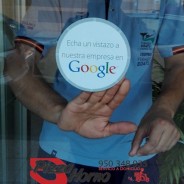 La pegatina de Google como negocio verificado ya luce en el escaparate de Pizza Horno Aguadulce