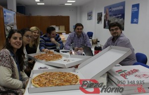 Pizzas sobre la mesa en la sede del PP de Roquetas